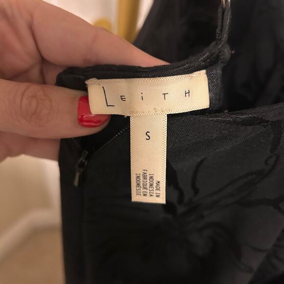 Leith Black Jacquard V-Neck Wide-Leg Jumpsuit – Size Small - Picture 2 of 4